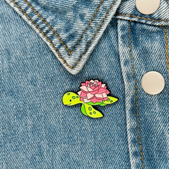 🤩Cute Turtle enamel pin with lotus flower Design - Green Turtle Metal Brooch🤩 - Picture 1 of 6